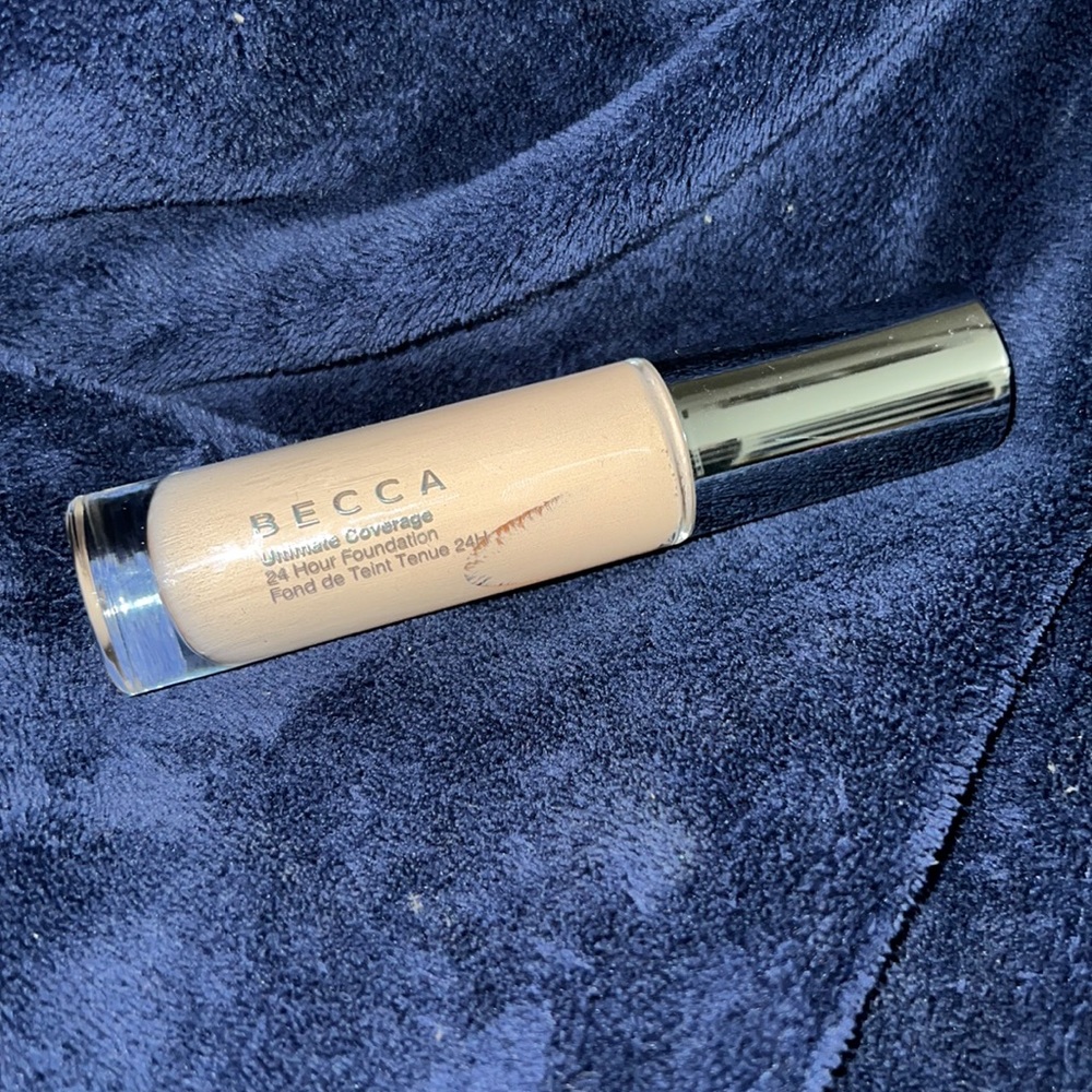 Becca ultimate coverage foundation- Ivory
